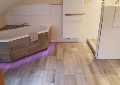 Modernes Bad mit LED Leisten